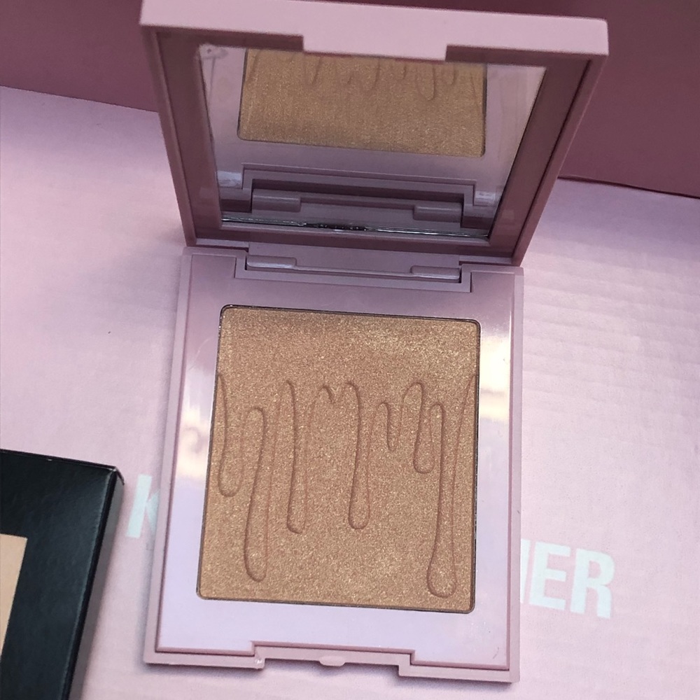 Kylie Cheers Darling Highlighter - Picture 3 of 3